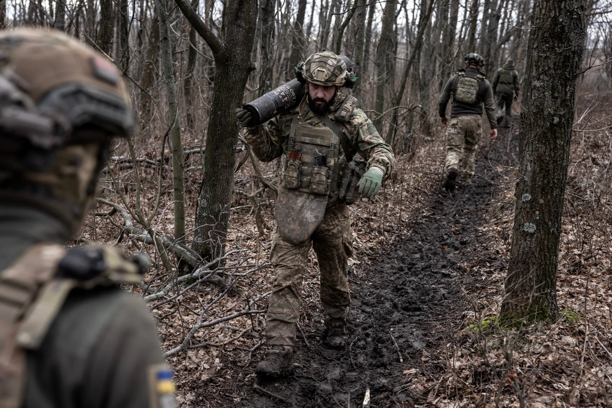 Військові перевозять гільзи вздовж лінії фронту в Донецькій області в грудні. Українська армія відчуває нестачу боєприпасів